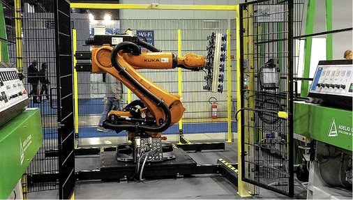 <p>
</p>

<p>
Die am Lattuada Stand gezeigte Robotik-Lösung besteht aus zwei Kantenmaschinen für die Bearbeitung von flachen Kanten, einem vollautomatisches Lesegerät für die Glasgrößenbestimmung und einem Kuka Roboter.
</p> - © Foto: Adelio Lattuada

