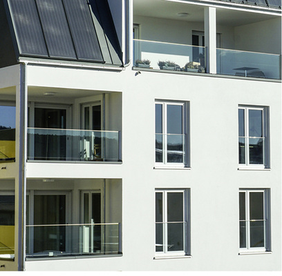 <p>
</p>

<p>
Bei diesem Objekt in Weißenburg (Bayern) wurden die bis zu 4 m langen Absturzsicherungen BiSided Simple auf die Profile der PVC-Fenster montiert, im Bereich der Balkone erfolgte die seitliche Befestigung der 1 m hohen Absturzsicherung direkt am Mauerwerk.
</p> - © Foto: Glaspro Solutions GmbH

