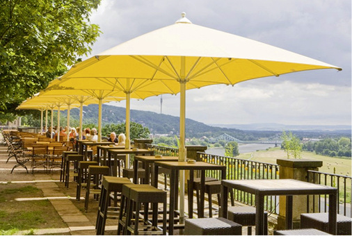 



Wenn der Schirm sozusagen in das Zentrum des Geschehens bzw. der Tische rückt: Gute Planung und intelligente Anordnungen schaffen viel Platz für die Gäste.
