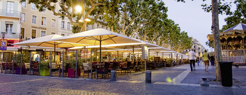 



Wo mit Markisen oder anderen Sonnenschutzkonstruktionen keine Chance auf Verschattung besteht, punkten Gastronomieschirme mit mobilen oder stationären Befestigungsmöglichkeiten am Boden.
