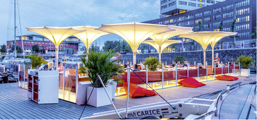 



Immer wieder ein gestalterisches Highlight: Tulpenschirme schaffen mit ihrer ausgefallenen Konstruktion ein ganz besonderes Ambiente.
