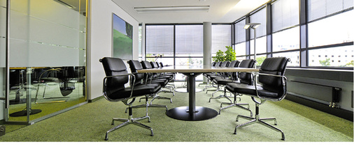 



Gerade in Besprechungs- oder Konferenzräumen ist sehr oft eine Abschirmung bei den Glasflächen gewünscht, wenn hochsensible Daten gezeigt werden. Das kann nach innen und außen erfüllt werden.
