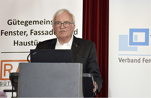 <p>
</p>

<p>
Prof. Dr.-Ing. Heusler von Schüco hat auf dem VFF-Kongress in seinem Vortag gewarnt: Entweder „wir vernetzen uns untereinander und nutzen gegenseitig unsere Stärken. Andernfalls droht der Bedeutungsverlust.“ Lesen Sie im Interview, wie Frank Lange dazu Stellung nimmt.
</p> - © Foto: Daniel Mund / GLASWELT

