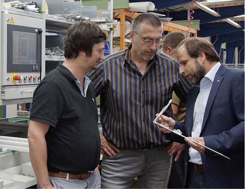 



Kommunikation vor Ort: Höhbauer-Geschäftsführer Christoph Höhbauer, Höhbauer-Produktionsleiter Kunststoff Rainer Sixl und Roto-Verkaufsleiter Klaus Schunke (von links) wissen um die Bedeutung des ständigen Praxisdialogs.
