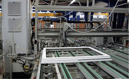 



Der Produktionswechsel auf „Roto NX“ verlief nach Aussage der Beteiligten auch deshalb reibungslos, „weil wir bestens aufeinander eingespielt sind“. Im Bild der Verschraubungsautomat.
