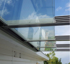 



Auch das Vitello-Flex-Plus-System wurde erweitert. Es wurde motorisiert und ist jetzt zusätzlich mittels Fernbedienung oder Smarthome ansteuerbar.
