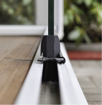 



Alle Elemente laufen separat und sicher geführt in einem schmalen Profil.
