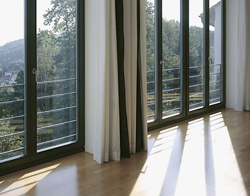 



Einer absturzsichernde Fenstermontage für bodentiefe Fenster wird bei Neubauten mehr und mehr zum Standard.
