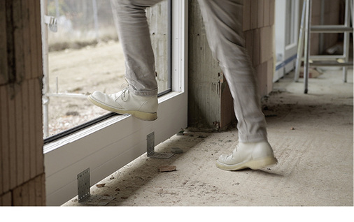 



Mit Fenstern werden die ersten Endprodukte in den Rohbau eingesetzt. Aber nach der Fenstermontage fallen viele Rohbauarbeiten an, die wiederum dafür sorgen können, dass die Bauelemente während dieser Phase in Mitleidenschaft gezogen werden. 
