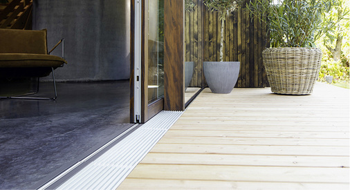 



Die Kombination der Bodenschwelle Eco Pass axxent mit dem Entwässerungssystem von Gutjahr ermöglicht ein perfekt aufeinander abgestimmtes Design von Bodenschwelle, Entwässerungsrosten und -rinne.
