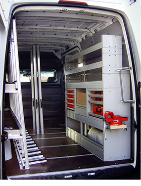 



Aufgeräumter Innenausbau mit Werkzeugschranksystem und klappbarem Innenreff für den Transport von Glas und Bauelementen.
