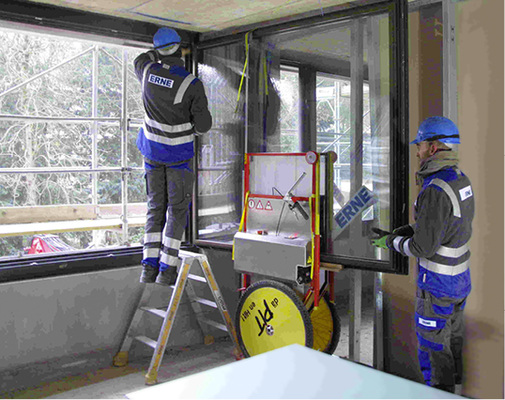 



Durch das Konzept des PIT L mit großen Rädern, geringer Breite (40 cm) und eingebautem Lift (von 5 mm bis zu 1280 mm) lassen sich Fenster leicht einhängen.
