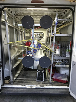 



Sicher geladen wird der Robby im Transporter oder alternativ auf dem Hänger.
