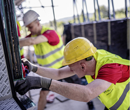 



Zunächst wurde eine Pfosten-Riegel-Konstruktion von Freyler Metallbau entworfen und montiert …
