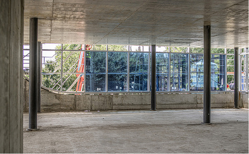 



Die Fassade ist eine Sonderlösung von Freyler Metallbau: Die Lichtdurchlässigkeit (g-Wert) der schaltbaren Flüssigkristallgläser lässt sich elektronisch regulieren.
