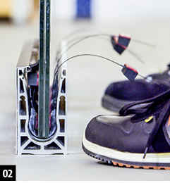 
02: Die Glasscheibe wird in die Glaslager eingesetzt und im nächsten Schritt verankert.



