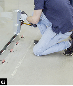 
03: Mit einem als Montagehilfe geeigneten oder einem anderen Werkzeug werden die unteren Fixierkeile festgesetzt. Die Scheibe wird so fest in den Glaslagern verankert. Danach kann die Scheibe manuell und ganz ohne Werkzeug von nur einer Person ausgerichtet werden. Die Glaslager bewegen sich dabei wie in einem Scharniergelenk simultan vor und zurück im Profil. 



