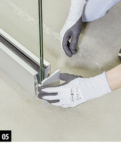 
5: Für optisch klare Linien sorgt ein optionales Abdeckprofil mit schmalem Gummi, das auf jeder Seite der Glasscheibe das Eintreten von Feuchtigkeit minimiert. Zum Schluss werden die seitlichen Abdeckkappen aufgesteckt.



