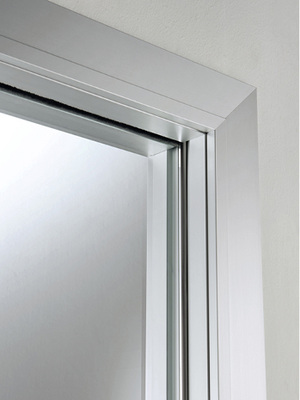 



Elegant verschwindet die gläserne Schiebetür in der mit einem Aluminium-Profil verblendeten Wandtasche.-
