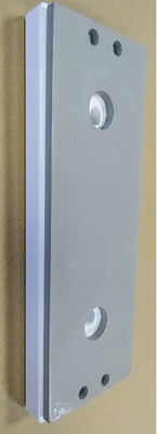 



Die Adapterplatte mit Gummiunterlage gleicht Unterschiede im Putz aus.
