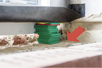 



Bild 3: Mangelhaft vorbereiteter Untergrund im Bereich der Brüstung
