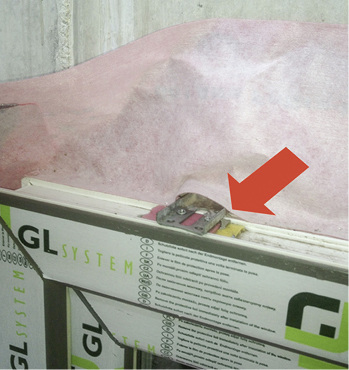 



Bild 4: Unzureichend abgedichtete Durchdringung der Luftdichtheitsebene
