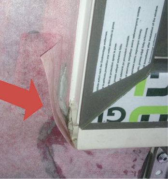 



Bild 6: Abgelöste Folienabdichtung im Bereich eines Bankanschlussprofils
