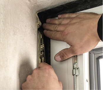 



Bild 8: Ausbildung eines luftdichten Anschlusses im Eckbereich Sturz zu Laibung
