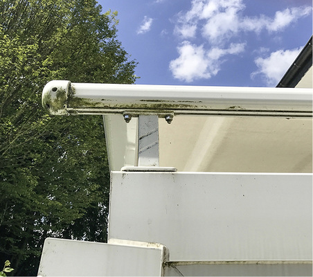 
Bei der Montage ist alles schön weiß, nach mehreren Jahren der Garten schön grün. Da gilt es für die sichere Funktion auch auf das Innenleben von Markisen zu achten.



