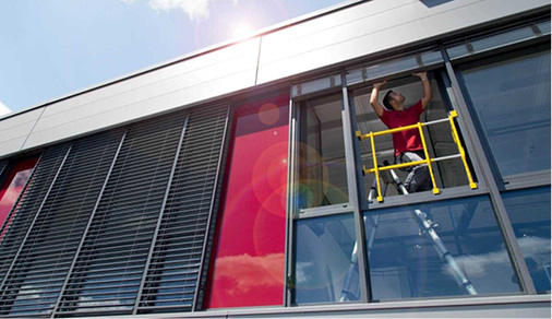 
Auch das Thema Arbeitssicherheit ist bei Wartungs- und Instandhaltungsmaßnahmen sehr wichtig, um die Sicherheit der Menschen vor Ort nicht zu gefährden.



