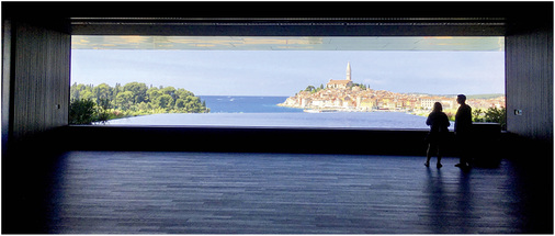 <p>
Atemberaubender Blick aus dem Ballsaal auf die malerische Stadt und das Meer. 
</p>

<p>
</p> - © Foto: sedak


