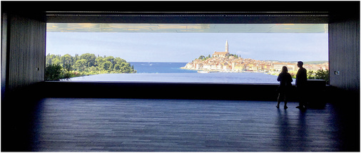 
Atemberaubender Blick aus dem Ballsaal auf die malerische Stadt und das Meer. 



