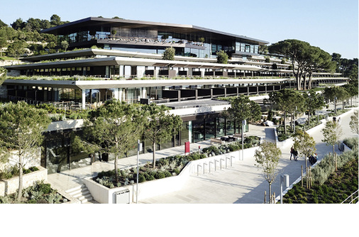 <p>
</p>

<p>
Schön gelegen am Mittelmeer: Das neue 5-Sterne Grand Hotel in Rovinj schmiegt sich oberhalb des Yacht-Hafens unauffällig in die Landschaft. 
</p> - © Foto: Jure Živkovi

