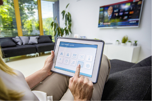 



Komfort spielt heute eine wesentliche Rolle beim Hausbesitzer. Dazu gehören auch die Möglichkeiten, die Smarthome beim Steuern der Haustechnik bietet.
