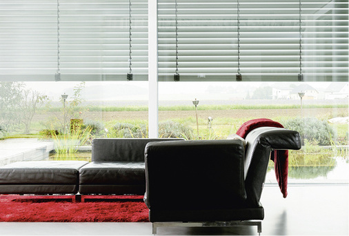 



Der Neigungsgrad der Lamellen ist sehr komfortabel zu definieren. Dies ermöglicht einen effizienten Blick- und Blendschutz, der feinste Abstufungen zulässt.
