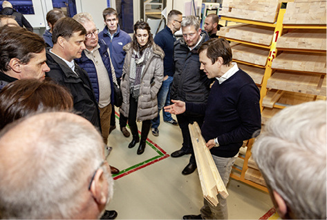 



Bastian Timm erläutert Architekten die Holzfensterprofile. 
