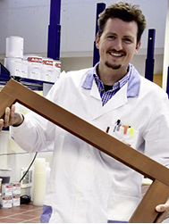 
Adler-Entwickler Dr. Simon Leimgruber zeigt ein mit Aquawood Diamond beschichtetes Muster.



