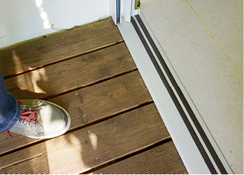 
Die Original-Nullschwelle von Alumat verbaut im Espachstift in Kaufbeuren – ohne zusätzliche Rinne dicht seit 1999.



