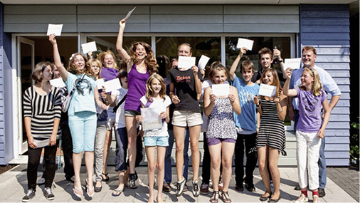 



Dachdecker Lars Thullesen (r.) hat einen Lehrer in Teilzeit eingestellt. So lernt er jüngere Menschen kennen und kann sich von deren Charakter und Engagement überzeugen. Gleichzeitig lernen Jugendliche seinen Betrieb kennen. 

