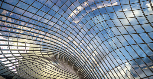 



Die Warme Kante mit Ködispace 4SG kompensiert die auftretenden Deformationen der kaltgebogenen Gläser wesentlich besser als starre Systeme.
