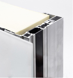 
Das Anschlussprofil GSP MultiFrame erlaubt die Verbindung des GSP Panels mit Fenstern und Türen der Bautiefen von 75 bis 95 mm.



