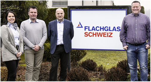 <p>
</p>

<p>
Fruchtbare Software-Partnerschaft seit über 15 Jahren: (v. l.) Bettina Jost (A+W), Produktionsleiter Marco Stöhr, GF Beppino Candolo und IT-Leiter Iwan Schmid (alle Flachglas Schweiz).
</p> - © Foto: Flachglas Schweiz

