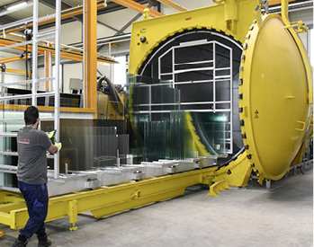 



Fertig aus dem Autoklaven, nun werden die VSG-Scheiben zur weiteren Verwendung abtransportiert.
