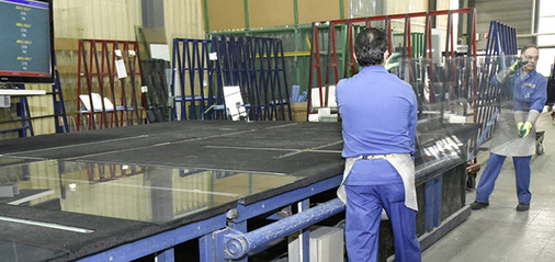 



Überall in der Produktion finden sich Bildschirme für A+W Production. Diese Terminals, wie hier im Zuschnitt, informieren in der Produktion über Abstellplätze, Fertigungsstationen und vieles mehr.
