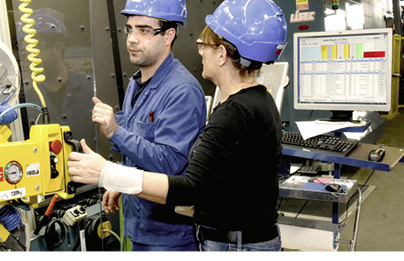 



An der Visitierstation unterstützt das A+W Production-Terminal die Mitarbeiter bei der Identifizierung der zu verbauenden Gläser.
