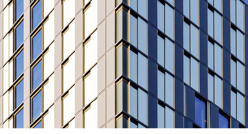 



Die automatisierten Schiebeelemente in der Fassade reagieren interaktiv auf das Wetter, die Jahreszeiten und darauf, ob die Gäste bereits eingecheckt sind oder noch nicht.
