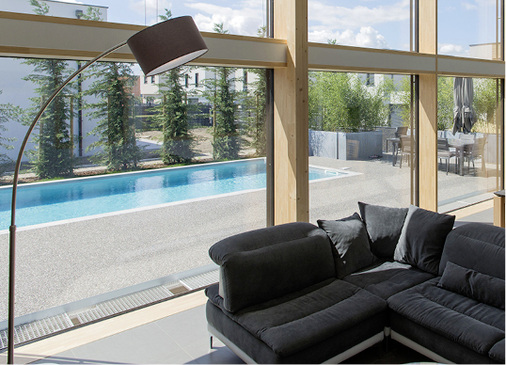 



Europassive-Häuser werden in Holzbauweise erstellt, die südlich gerichtete Glasfassade mit 3-fach-ISO und Hochleistungs-Spacern sorgt für hohen Tageslichteintrag. 
