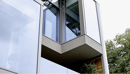 



Hier stimmt die Glasfarbe perfekt: Die Farbgebung der Fassadengläser stimmt genau mit den Brüstungsgläsern überein und lässt die Gebäudehülle damit sehr homogen erscheinen.
