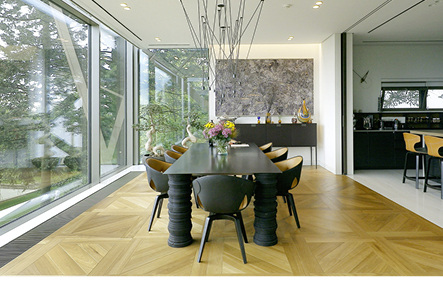 



Auch in die nach Nordosten ausgerichteten Wohnräume dringt sehr viel Tageslicht durch die 3-fach-Gläser von Glas Trösch. Für Behaglichkeit an kalten Wintertagen sorgt ein sehr guter Wärmedurchgangskoeffizient.
