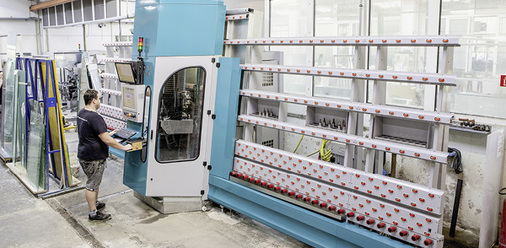 
Neben der Glasbearbeitung mit der Bohr- und Fräsmaschine (Bild Mitte) verfügt der Betrieb über eine moderne Schleiferei und bietet darüber hinaus auch noch Digitaldruck auf Glas an.



